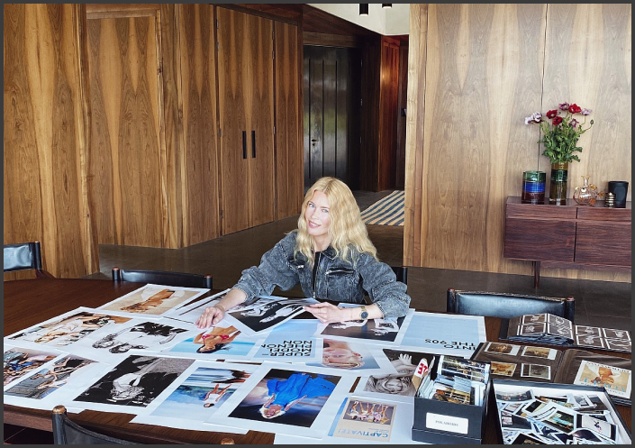 Claudia Schiffer bei der Vorbereitung des Katalogs, Foto: Lucie McCullin