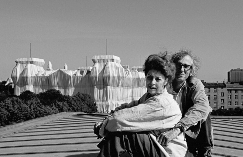 Christo und Jeanne-Claude vor dem Wrapped Reichstag, Berlin 1995