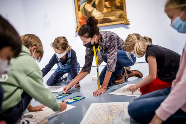 Malende Kinder mit Kursleiterin