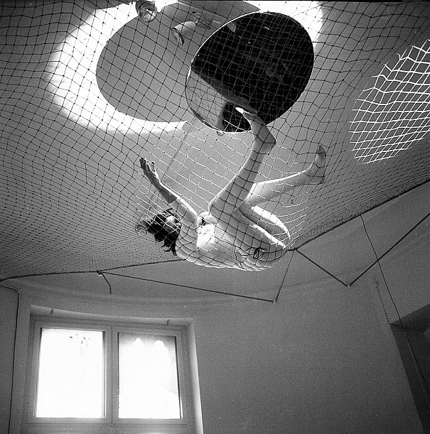Erika Kiffl: Ulrike Rosenbach, Performance „Meine Macht ist meine Ohnmacht“, im Kunstmuseum Düsseldorf, 1978, S/W-Fotografie, Silbergelatineabzug, AFORK
