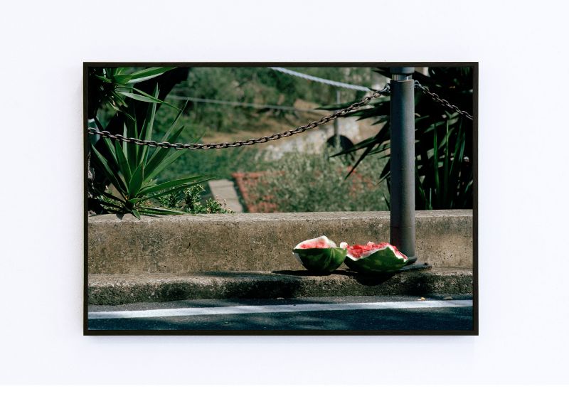 Talisa Lallai (*1989) | I carried a watermelon, 2021, Inkjet Print eines gescannten 35-mm-Negativs, 100 x 72 cm, 2021 erworben