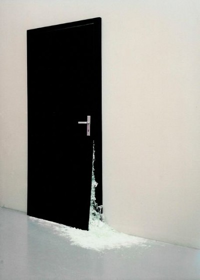 Ulrike Möschel (*1972) | Schwarze Tür, 2007, Holz, schwarzer Tafellack, Türklinke, zerbrochenes VSG Glas, 230 x 115 cm