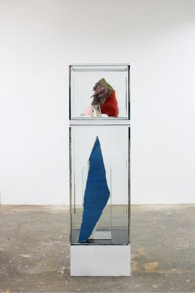 Felix Schramm (*1970) | Accumulated (Encounter), 2015, Glas, Epoxidharz, Füllspachtel, Gips, Wachs, Gipskarton, Farbe, Holz, Dekormoos, Deko-Rasen, 176 x 50 x 50 cm, erworben 2020