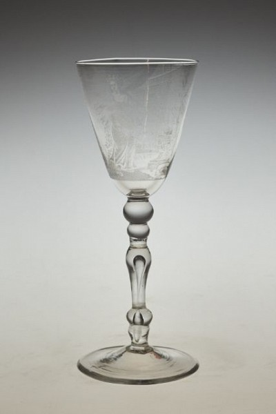 Frans Greenwood (1680–1763) | Hochzeitskelch mit Allegorie der Standhaftigkeit, 1739, farbloses Glas, 
