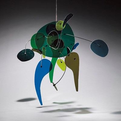 Katja Schetting (*1963) | Schreitender Kohlrabi, halbwegs entmaterialisiert, 2009, Farbglasscheiben, Edelstahl, Motor, 50 × 50 × 66 cm, erworben 2020