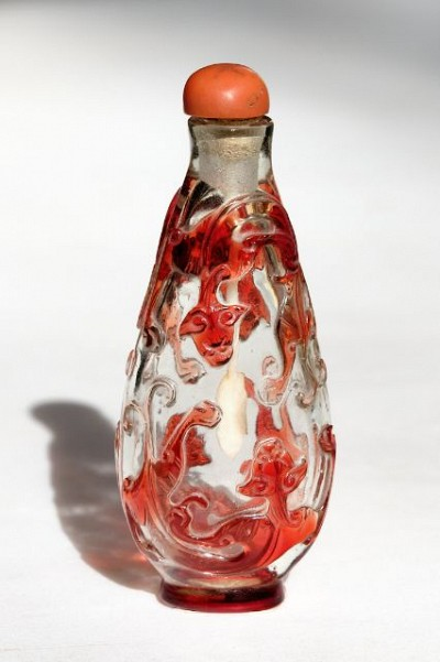 Snuff bottle mit zweischwänzigen Katzen (nekomata, mao qui), 18./19. Jahrhundert, Entfärbtes Glas, rot überfangen, geschnitten, geschliffen, Stöpsel Stein (Karneol?), Kork, Bein, 8,4 x 3,3 x 2,2 cm