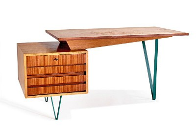 Christa von Paleske – Entwurf | Schreibtisch aus der Serie 309, 1950er Jahre, Holz, grünlackiertes Metall, 74 x 153 70 cm, 2021 erworben