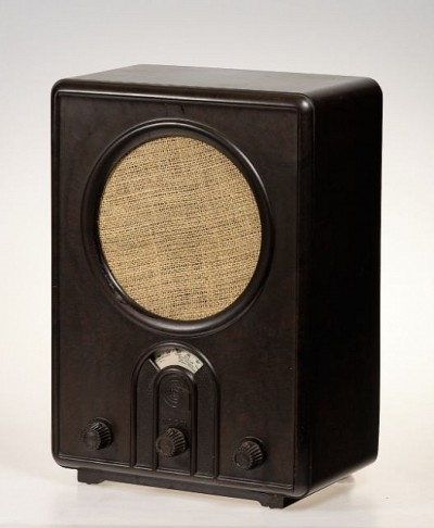 Walter Maria Kersting (1892–1970) | Volksempfänger VE 301Wn, 1933, Radio Gehäuse Bakelit, 40 x 27 x 15,5 cm, Hersteller: Braun Radio, erworben 2020