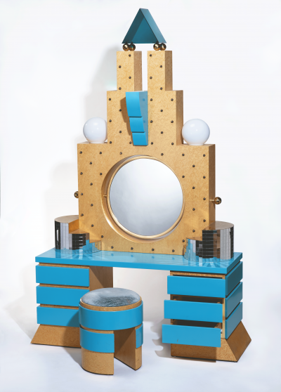 Michael Graves (1934–2015) | Frisierkommode mit Hocker, Modell Plaza, Entwurf 1981 für Memphis Milano, 241 x 140 x 52 cm, erworben 2020
