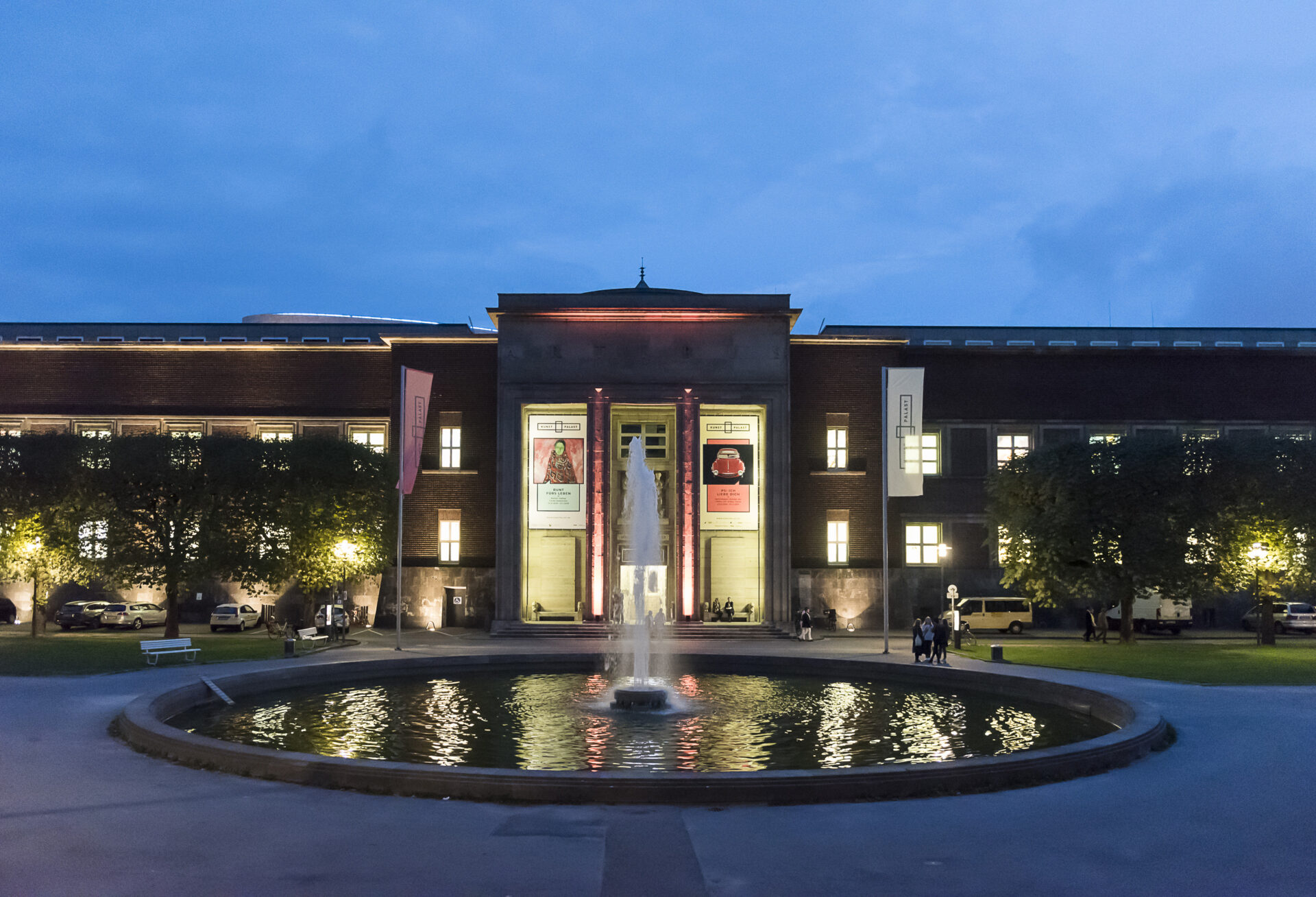 Kunstpalast. Ehrenhof bei NachtFoto: Katja Illner