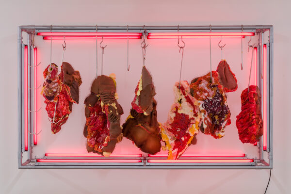 King Cobra (originally documented as Doreen Lynette Garner) Red Rack of Those Ravaged and Unconsenting, 2018 Mischtechnik 162,56 x 288,93 x 81,28 cm Privatsammlung © Doreen Garner / Foto: kunst-dokumentation.com / Manuel Carreon Lopez