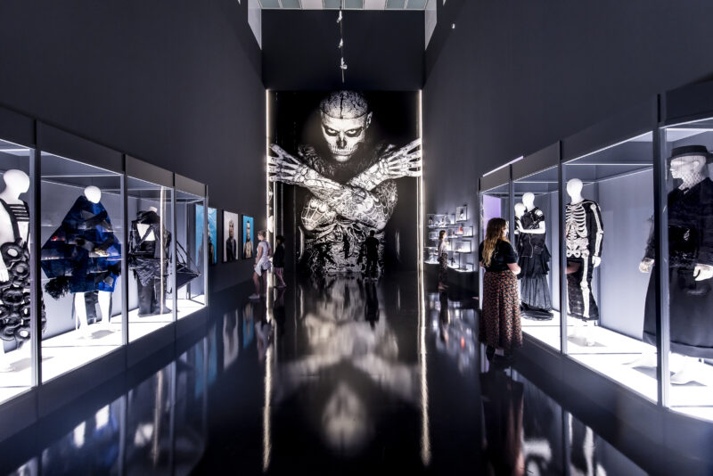 Blick in die Ausstellung, Dmitry Smirnov, Zombie Boy (Rick Genest), 2011, Foto: Anne Orthen