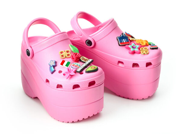 Balenciaga, gegründet 1917 Crocs, 2018, Gummi, Logos, Größe 38 Kunstpalast, Düsseldorf Foto: LVR-ZMB - Annette Hiller – ARTOTHEK