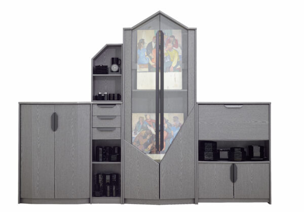 Henrike Naumann (*1984) DDR Noir, 2018 Installationverschiedene Materialien (Möbel, diverse Requisiten, zwei Studien von Karl Heinz Jakob (1929-1997, Zwickau) zum Gemälde Konzerteinführung“, 1962, Maße variabel Düsseldorf, Kunstpalast © Henrike Naumann, 2023