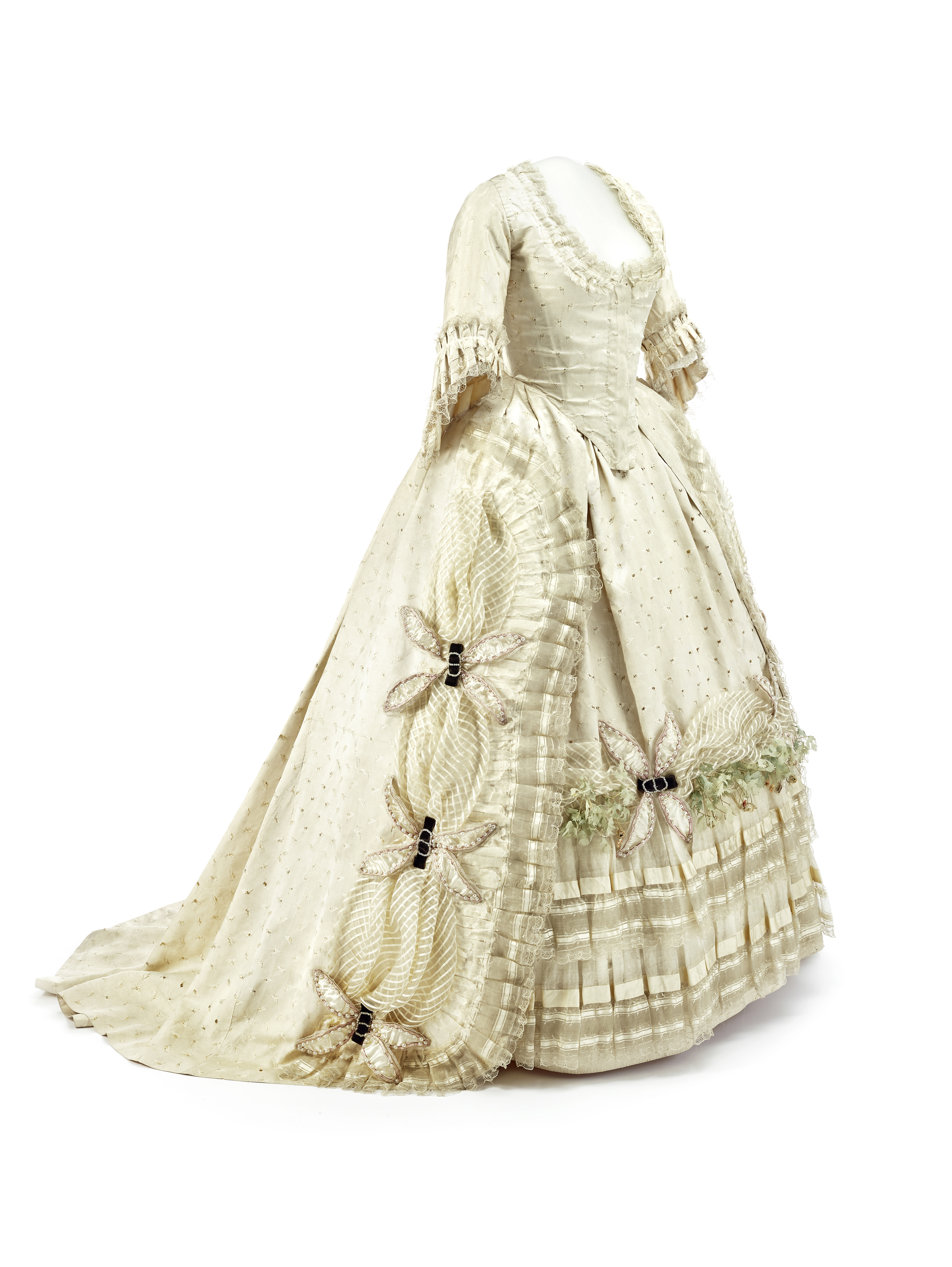 Rokoko Kleid, um 1750 130 × 80 cm Cremefarbene Seide und Seidendamast mit Lochstickerei, Seiden- und Klöppelspitzen, aufgesetzte Dekoration in Form von gerüschten und gefälteten Volantes sowie Stoffblattwerk, Applikationen mit Perlenstickerei und schwarzen Samtschleifen mit Strassspangen Düsseldorf, Kunstpalast Foto: © Kunstpalast - LVR-ZMB - Annette Hiller – ARTOTHEK