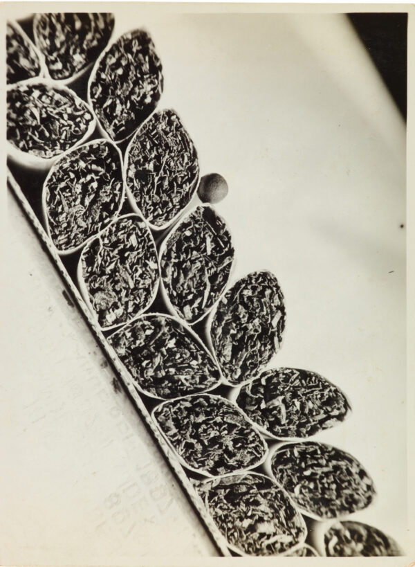 Photo Haus Bardorf (zugeschrieben: Katt Both), Ohne Titel (Zigaretten mit Streichholz, von oben aufgenommen), Berlin, ca. 1930, Silbergelatineabzug,11,5 × 8,6 cm, Kunstpalast, Düsseldorf, Foto: Kunstpalast - LVR-ZMB - Joshua Esters