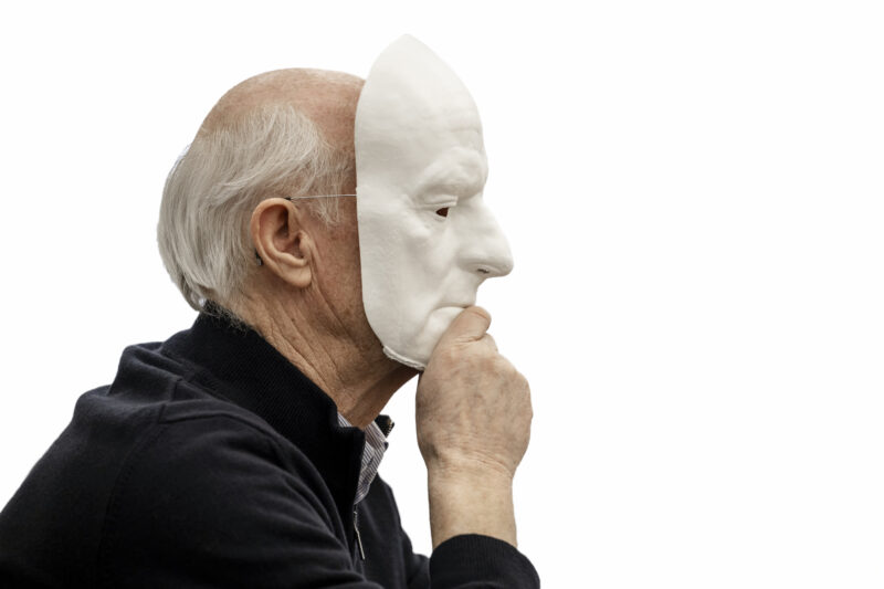 Tony Cragg mit seiner Maske, Foto: Andreas Endermann