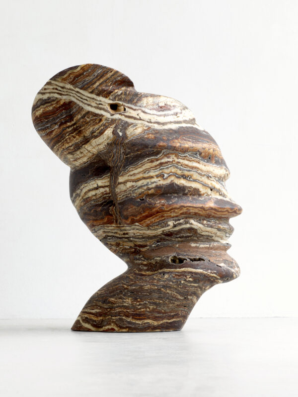 Tony Cragg, ohne Titel, 2019, Travertin, 110 cm x 90 cm x 68 cm, © Tony Cragg / VG Bild-Kunst, Bonn, 2024, Foto: Michael Richter