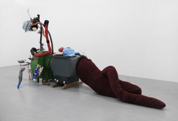 John Bock, Die Tiefe, 2008, verschiedene Materialien, Video, Metallkonstruktion, 218 x 470 x 160 cm, Ausstellungsansicht, Foto: © Stella Lohaus Gallery, Antwerpen