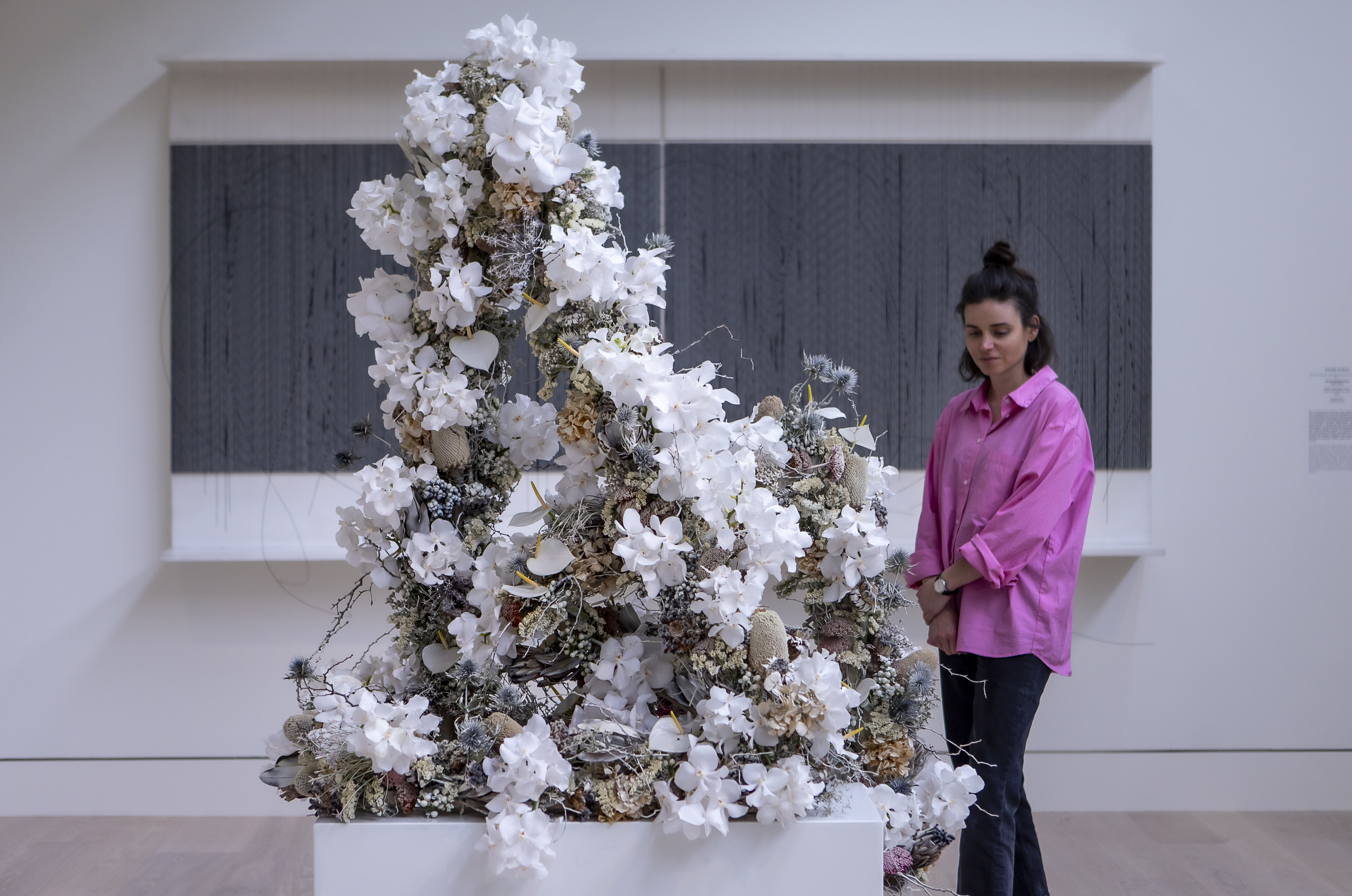 Eine Besucherin vor der Installation Radikale Reduktion des Blumenhaus am Hofgarten, Foto Anne Orthen