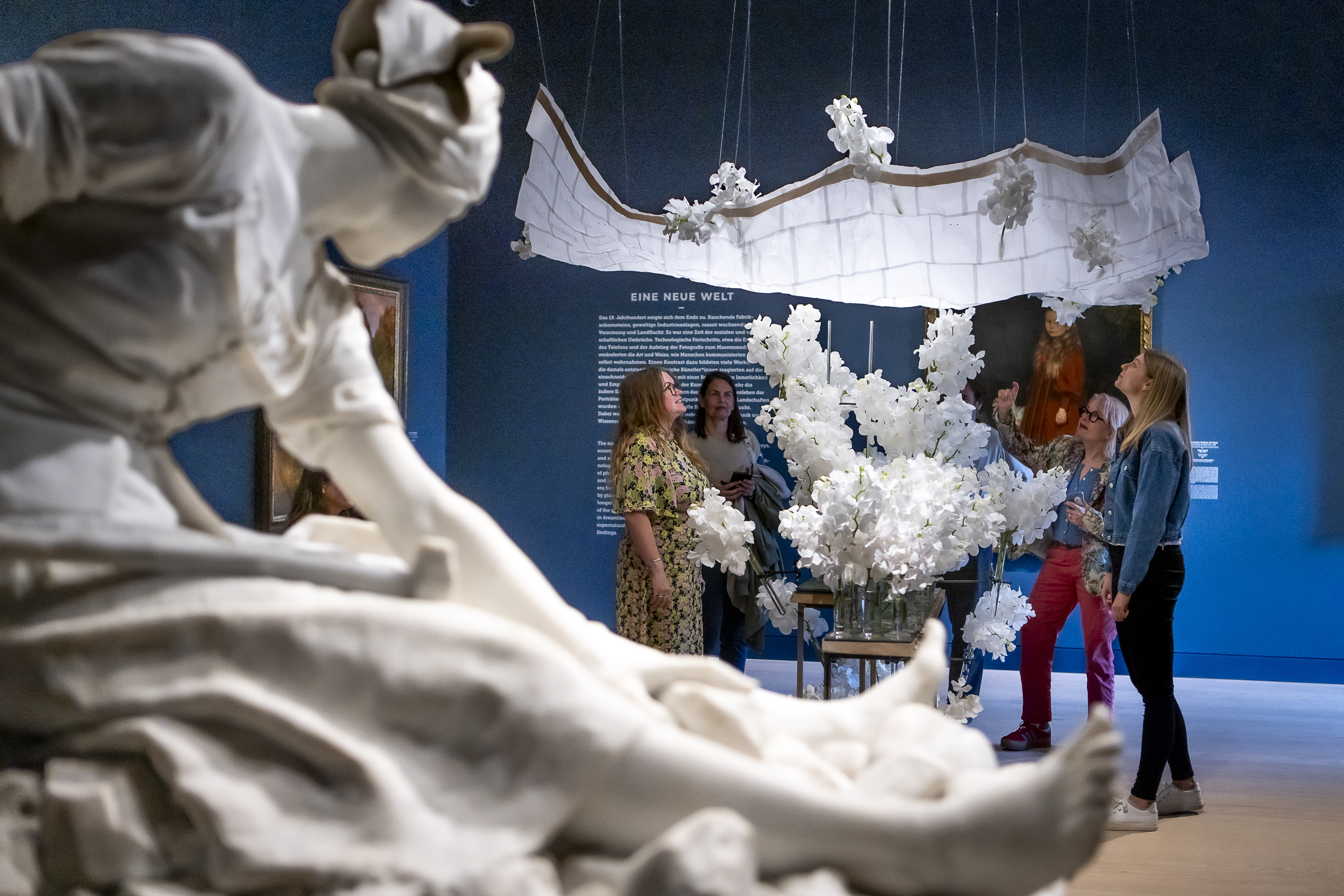 Die Installation von Blumenhaus am Hofgarten davor die Steinklopferin von Karl Janssen, Foto: Anne Orthen