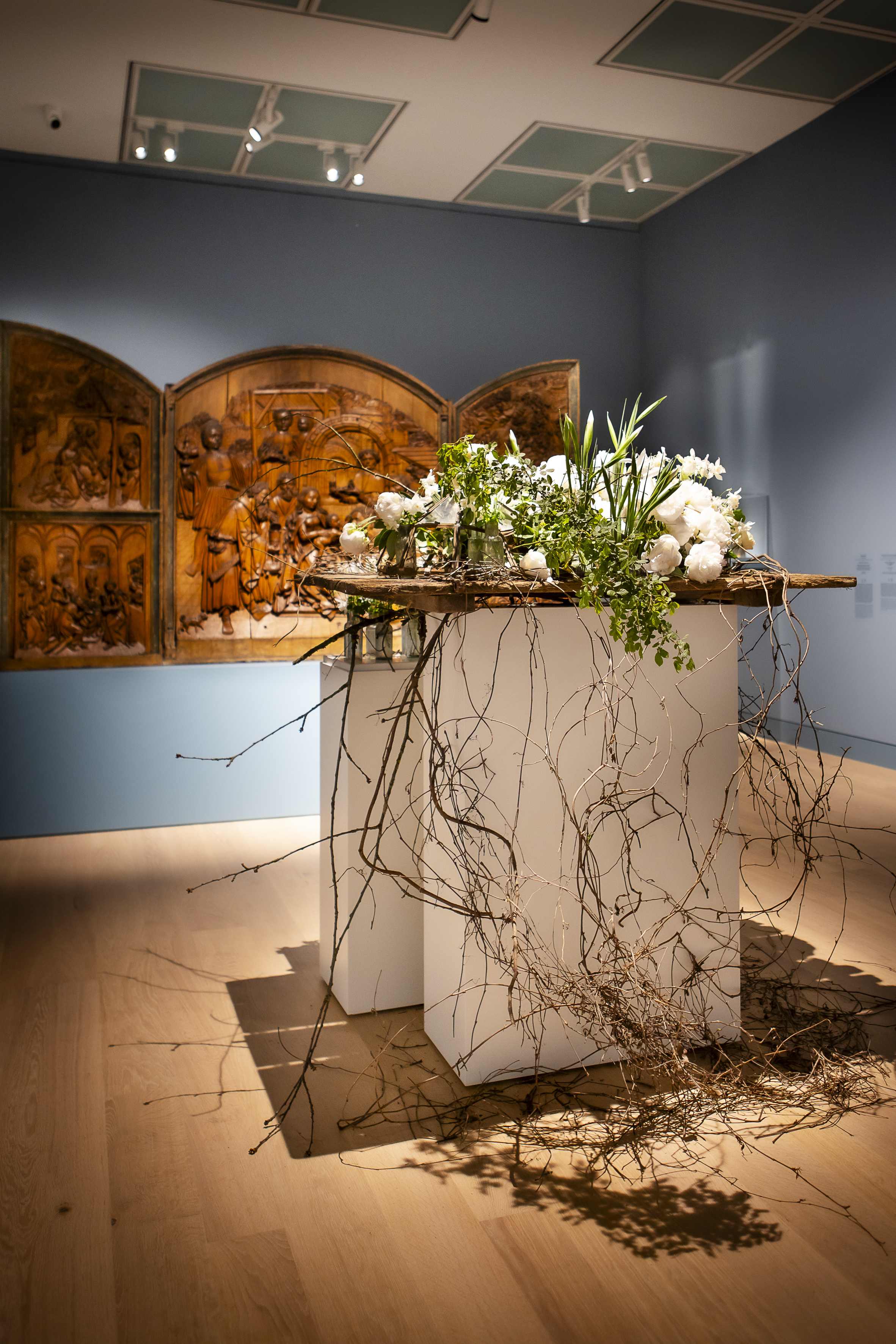 Die Blumenmanufaktur beschäftigt sich in ihrer Installation mit der Blumensymbolik in der Marienverehrung, Foto: Anne Orthen