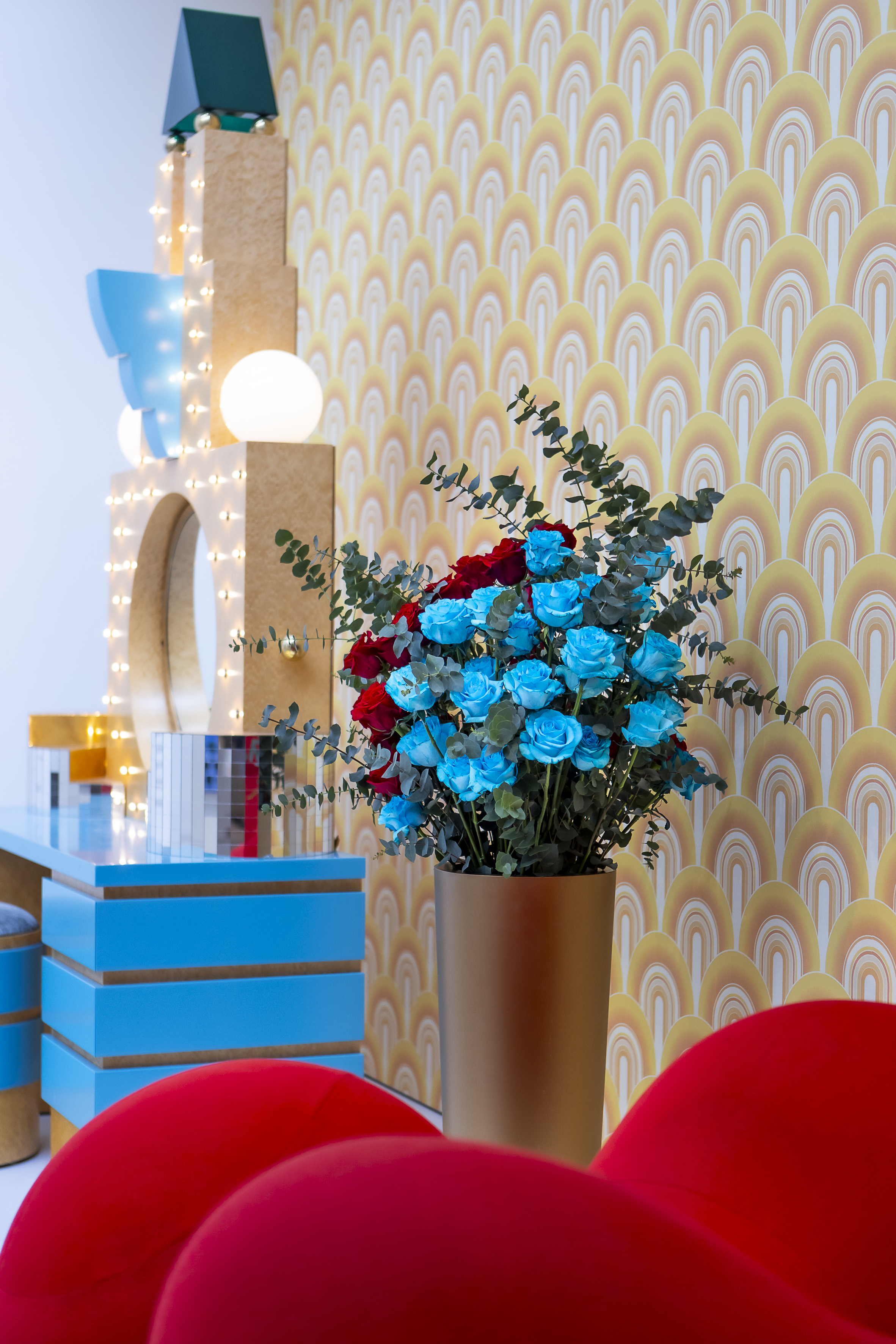 Blumen Tanzmanns Werk neben der Frisierkommode Plaza von Michael Graves, Foto: Anne Orthen