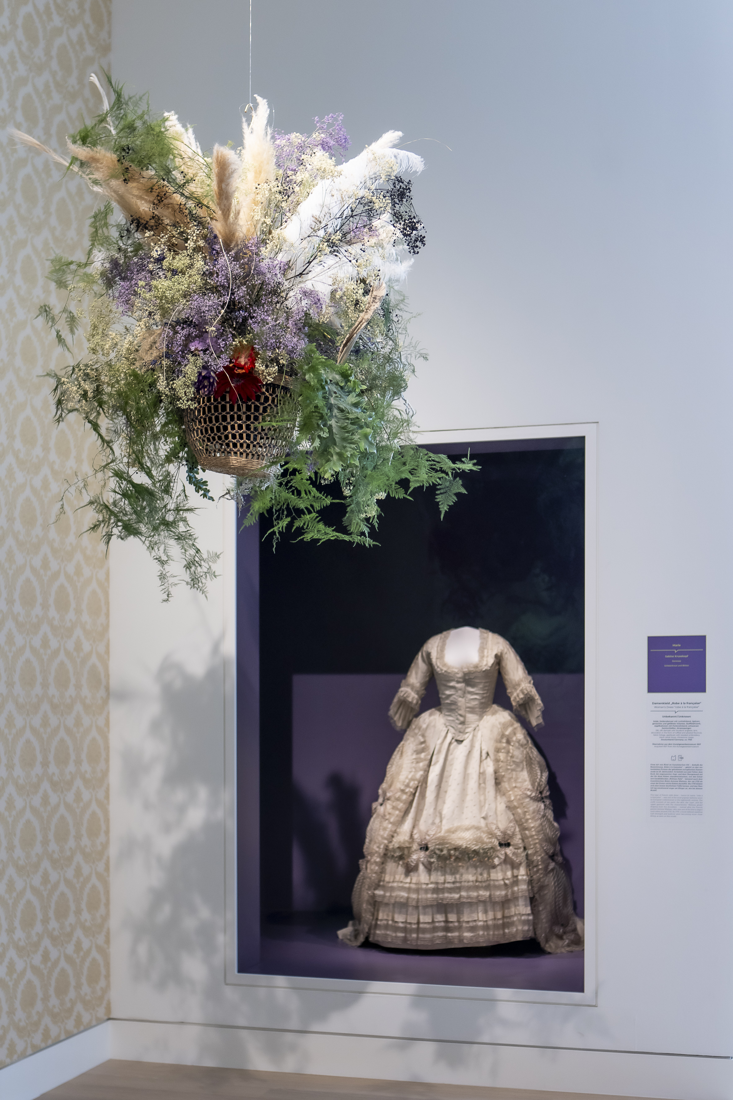 Das Werk der Dornrose vor dem Damenkleid 