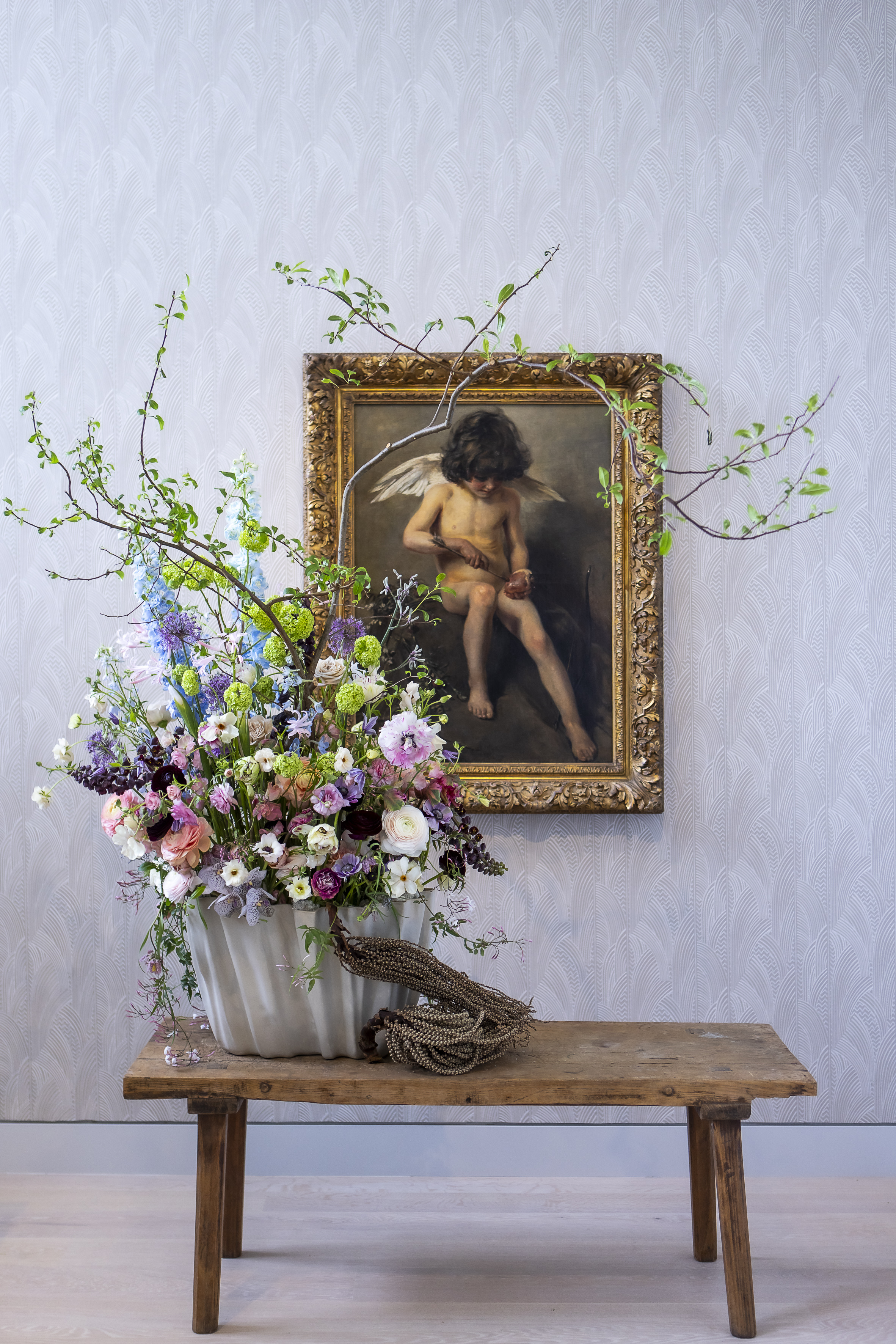 Victor Breuers florales Werk vor Amor einen Pfeil ins Herz stechend von Sally Kügelgen, Foto: Anne Orthen