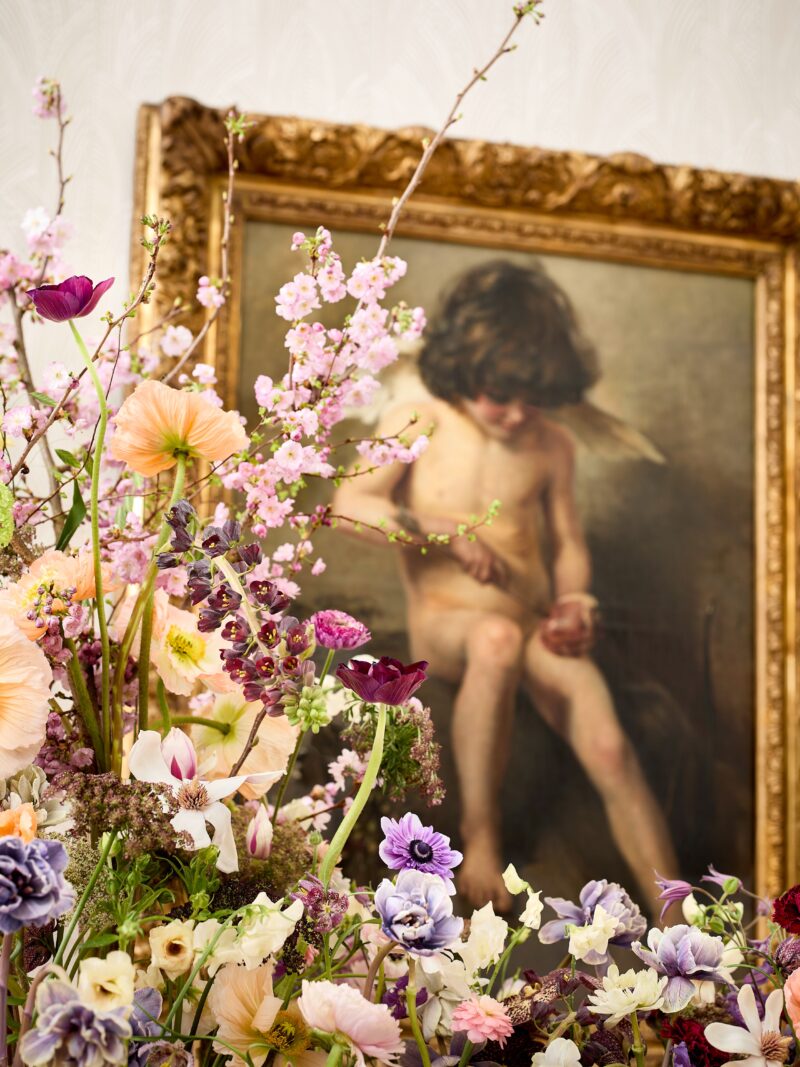 Blumenkomposition von Victor Breuer in der Sammlung vor Werk „Amor, einen Pfeil in ein Herz stechend“, ca. 1890, Sally von Kügelgen, Foto: Sabrina Rothe