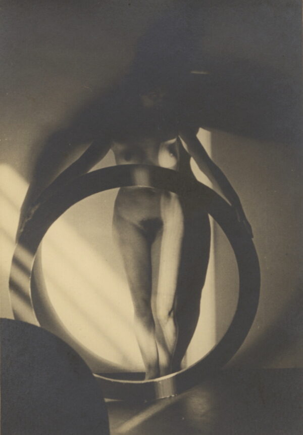Frantisek Drtikol (1883 – 1961), Ohne Titel (Akt mit Kreis), ca. 1927-1929, Silbergelatineabzug, 11,6 x 8 cm, Kunstpalast, Düsseldorf