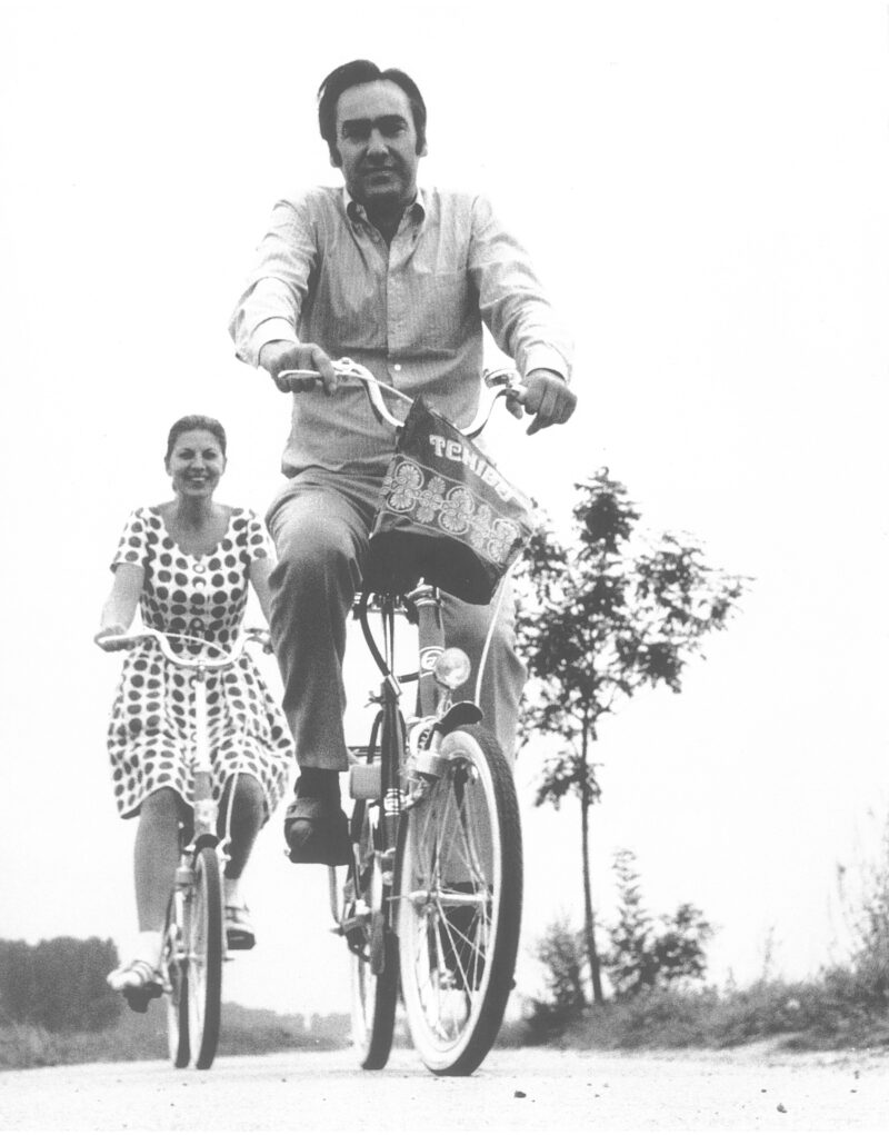 Schwarz/weiß Fotoaufnahme von Willi und Ingrid Kemp beim Fahrradfahren