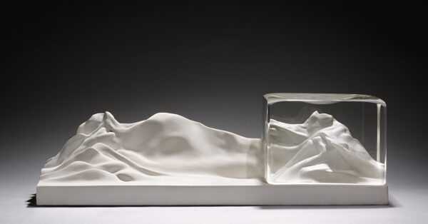 Jutta Cuny, „Narcisse endormi“ (eingeschlafener Narziss), Italien, 1983, Optisches Glas, sandstrahlbearbeitet; Sèvres-Bisquitporzellan, (H x B x T): 30 x 72 x 26 cm, Schenkung, Foto: Studio Fuis, Köln