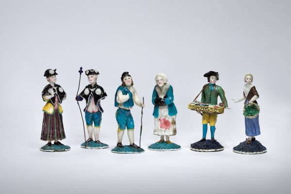 Unbekannt, Drei Figurenpaare: Bauern-, Pilger- und Straßenhändlerpaar, Nevers, Burgund, Frankreich, ca. 1750–1800, Opakes Farbglas, vor der Lampe geformt, (H x D) (max.): 9 × 4,1 cm, Foto: Kunstpalast, Düsseldorf