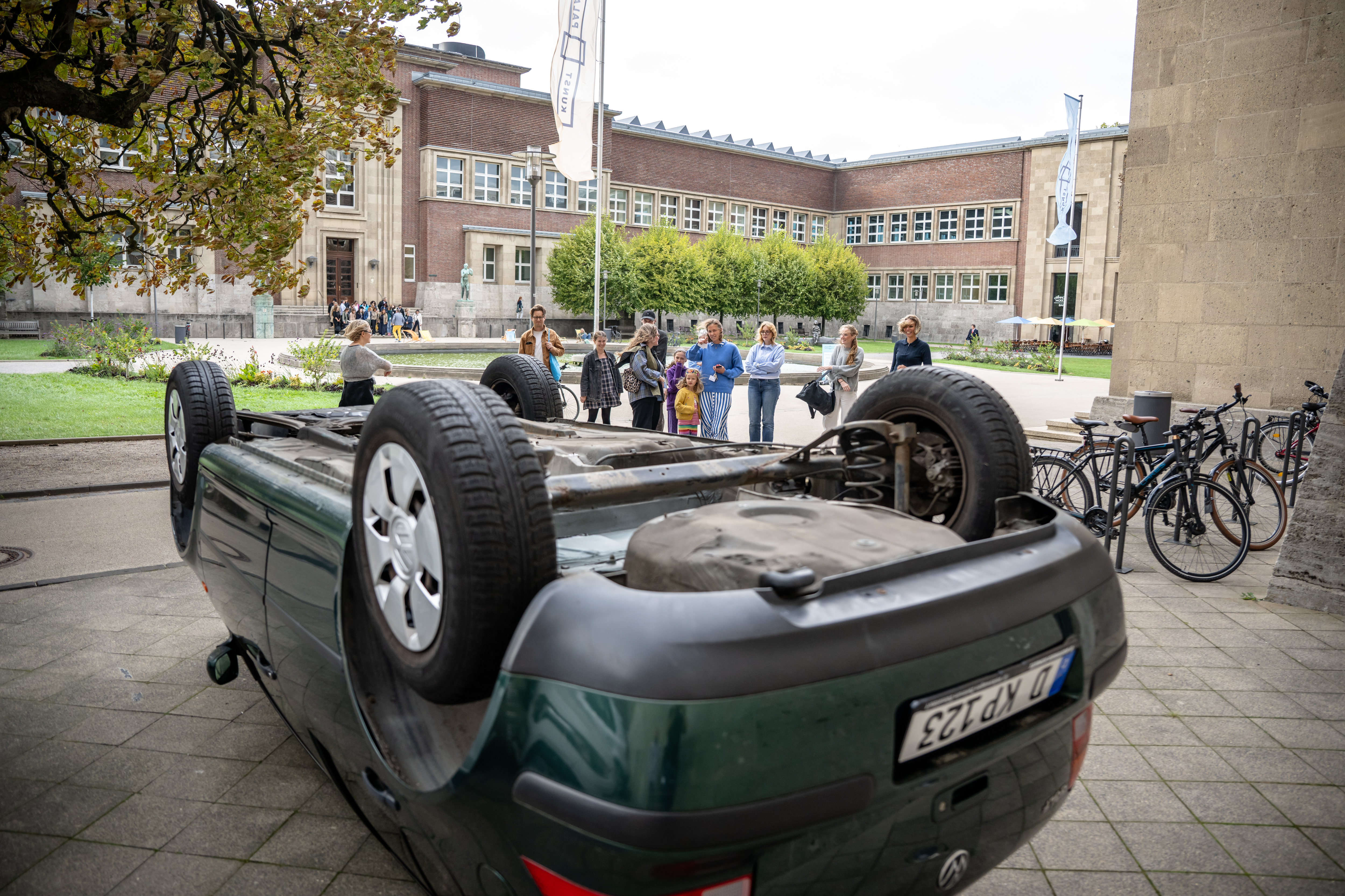 Auf dem Dach liegendes Auto im Ehrenhof zur Ausstellung Hans-Peter Feldmann. Kunstausstellung, Foto: © Andreas Endermann
