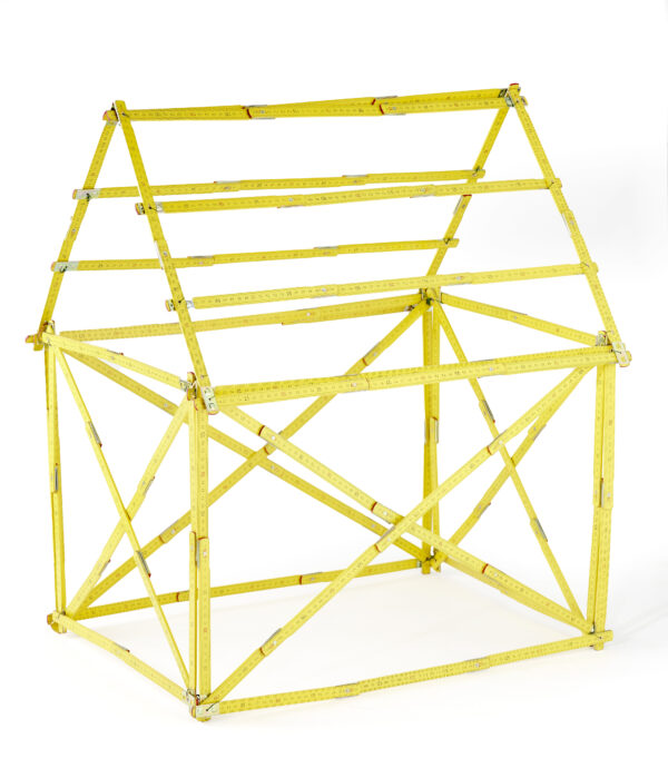 Hans-Peter Feldmann, Zollstockhaus, undatiert, Zollstöcke, Draht, 78 x 64 x 47 cm, Kunstpalast, Düsseldorf, Foto: Kunstpalast, Düsseldorf – LVR-ZMB – Annette Hiller, © VG Bild-Kunst, Bonn 2025