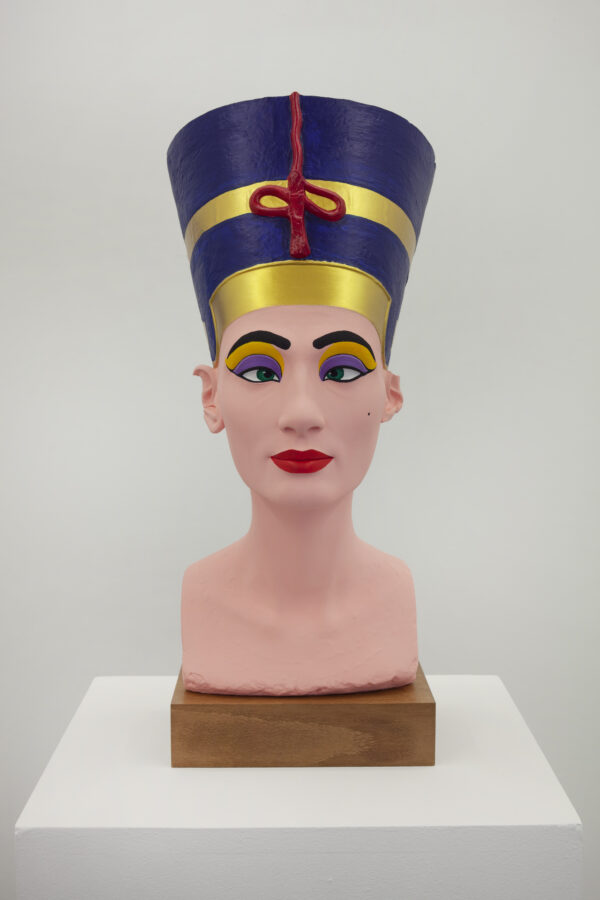 Hans-Peter Feldmann, Die Büste der Nofretete, 2012, Gips, bemalt, 45 x 25 x 25 cm, Privatsammlung, Foto Ludger Paffrath, © VG Bild-Kunst, Bonn 2025