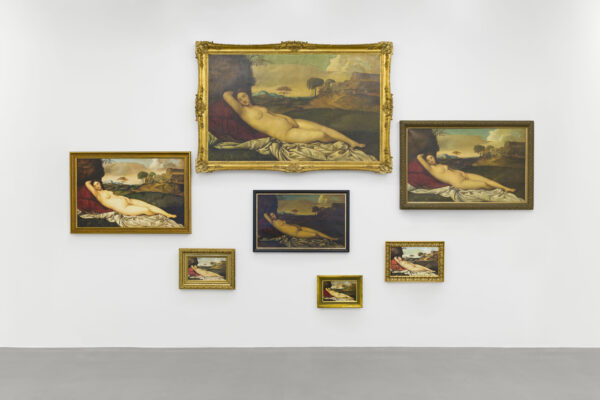 Hans-Peter Feldmann, Giorgione (Venus), undatiert, Sechs Gemälde und ein Digitaldruck auf Leinwand, Rahmen, variable, Galerie Mehdi Chouakri, Foto: Trevor Good, © VG Bild-Kunst, Bonn 2025