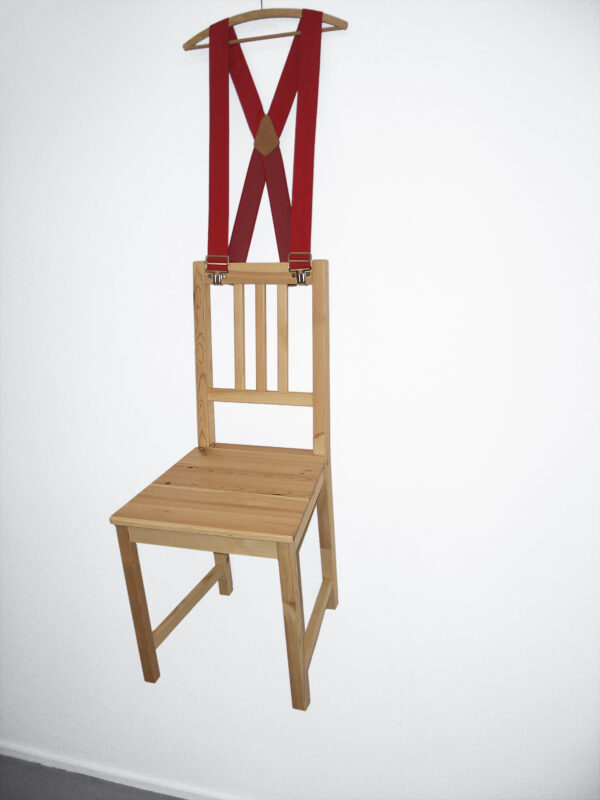 Hans-Peter Feldmann, Stuhl mit Hosenträgern, undatiert, Stuhl, Hosenträger, Kleiderbügel, 90 x 45 cm, Ursula Feldmann - Hans-Peter-Feldmann Estate, © VG Bild-Kunst, Bonn 2025