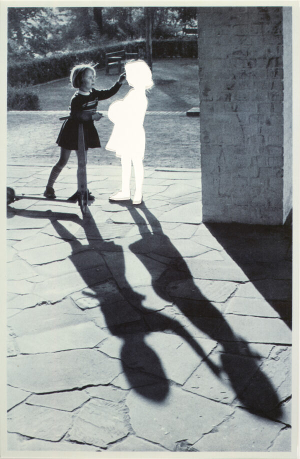 Hans-Peter Feldmann, Zwei Mädchen mit Schatten, 1999, s/w Fotografie, teilweise ausgeschnitten, 41 x 27 cm, Kunstpalast, Düsseldorf, Foto: Kunstpalast, Düsseldorf – LVR-ZMB – Annette Hiller, © VG Bild-Kunst, Bonn 2025