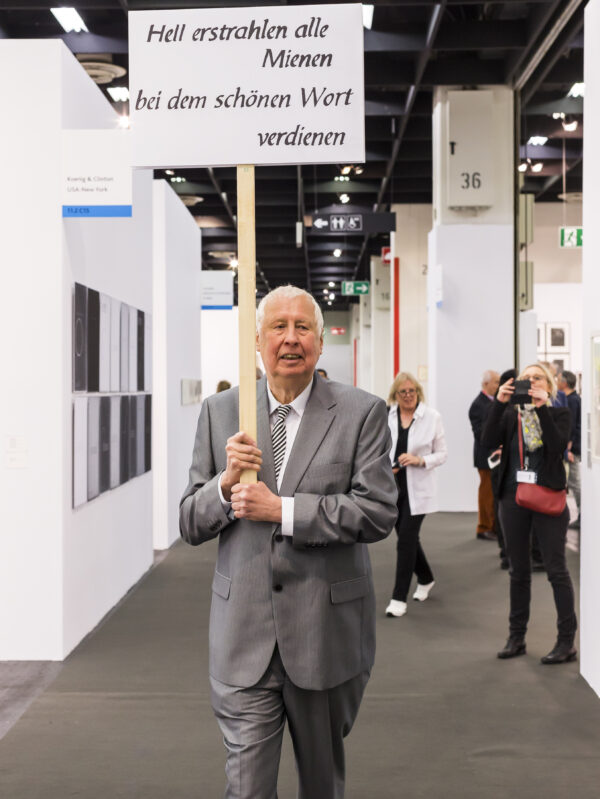 Hans-Peter Feldmann während einer Performance auf der Preview der Art Cologne im April 2015, Foto Koelnmesse, Sebastian Drüen, © VG Bild-Kunst, Bonn 2025