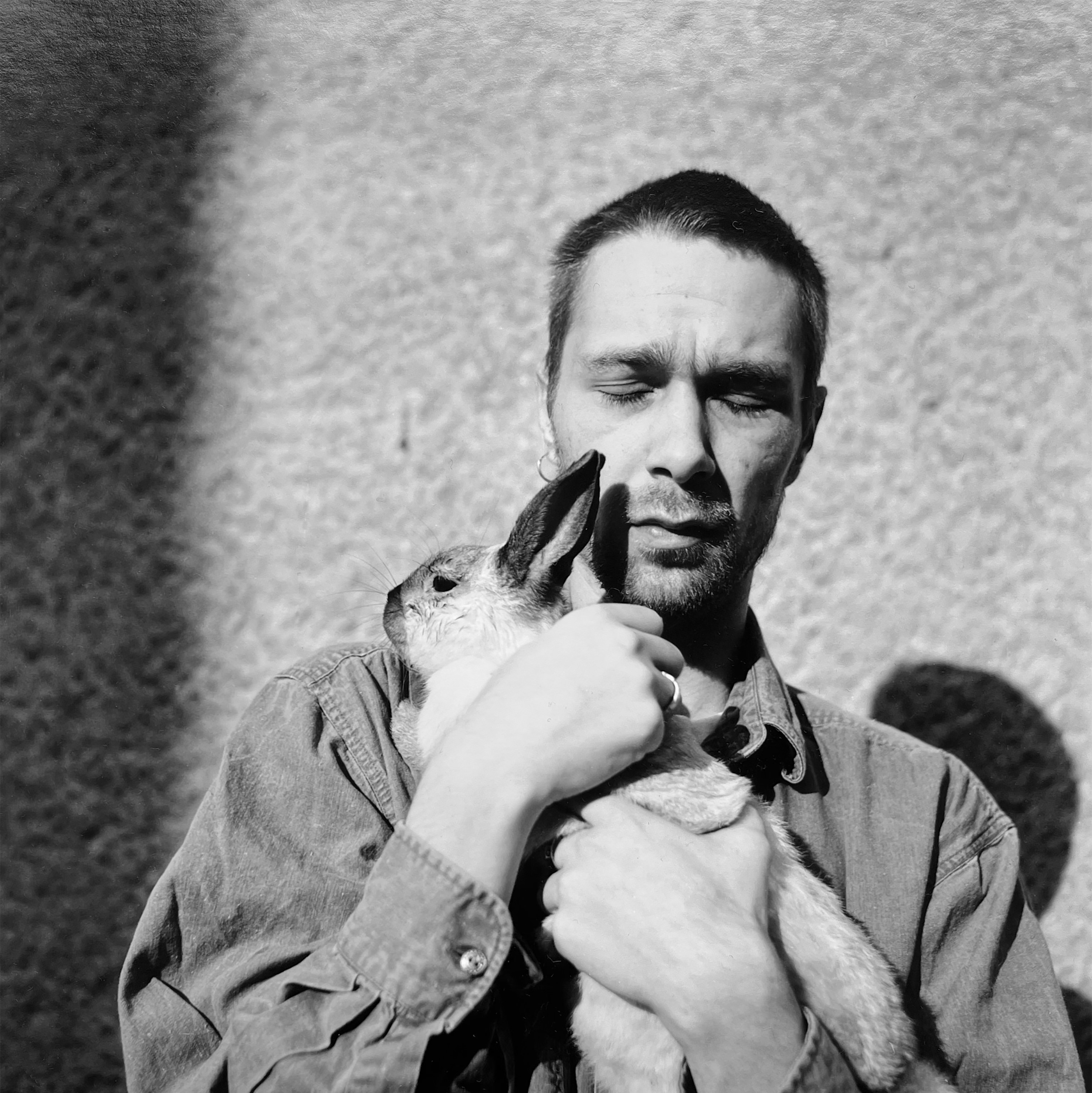 Untitled, Series: Absentees (Mr. H. and Rabbit, Long-term Ward, Berlin), 1996, Silbergelatine-Abzug, 21 x 21 cm, boa-basedonart, Düsseldorf