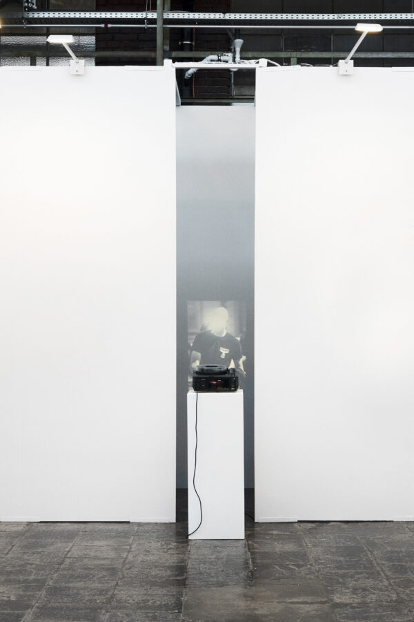 Jonas Höschl, 80 Porträts: 73 Männer, 7 Frauen, 2023, 80 Dias, Karussell-Diaprojektor, Variable Dimensionen, Foto: Choreo