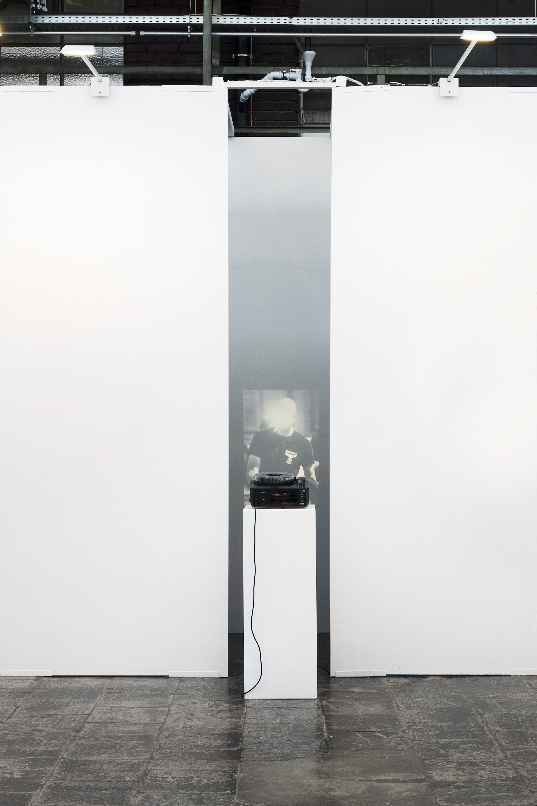 Jonas Höschl, 80 Porträts: 73 Männer, 7 Frauen, 2023, 80 Dias, Karussell-Diaprojektor, Variable Dimensionen, Foto: Choreo