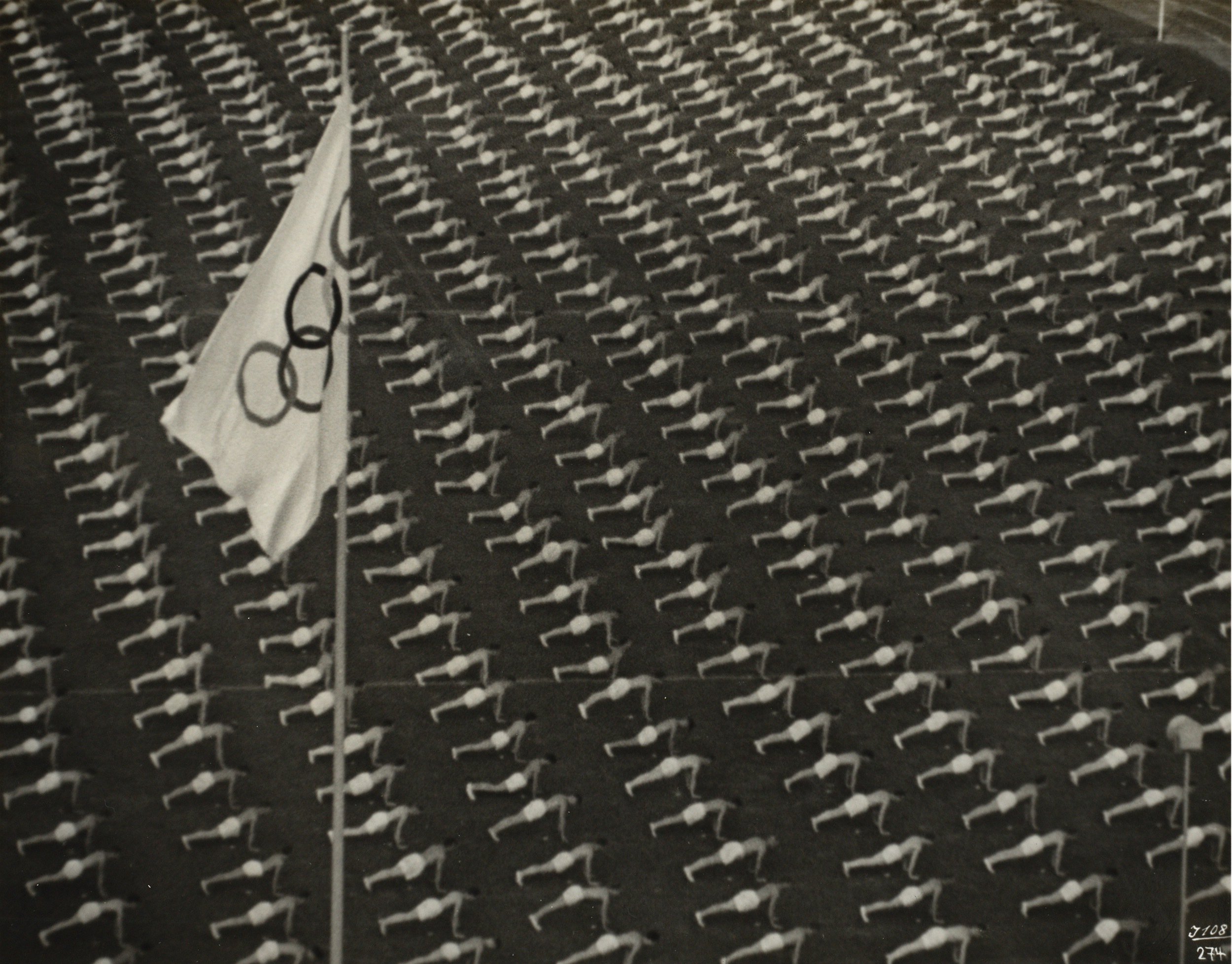 Unbekannt, Ohne Titel (Olympia Freiübungen im Stadion), entstanden im Kontext der Filmarbeiten zu Leni Riefenstahls Olympia, 1936, Silbergelatine-abzug, 21,5 × 27,5 cm, Kunstpalast, Düsseldorf