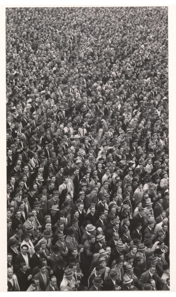 Dolf Siebert, 1949, Crowds at a Fortuna Game, Gelatin silver print, 22,5 × 13 cm, Stadtarchiv Düsseldorf