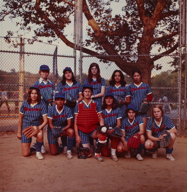 Neal Slavin, Women's Intramural Softball Team of Warner Communications, Inc., New York, New York, Aus der Serie: When Two or More Are Gathered Together, 1972–1975, Chromogener Farbabzug, 25,7 × 25 cm, Kunstpalast, Düsseldorf, Foto: Kunstpalast – LVRZMB – Joshua Esthers