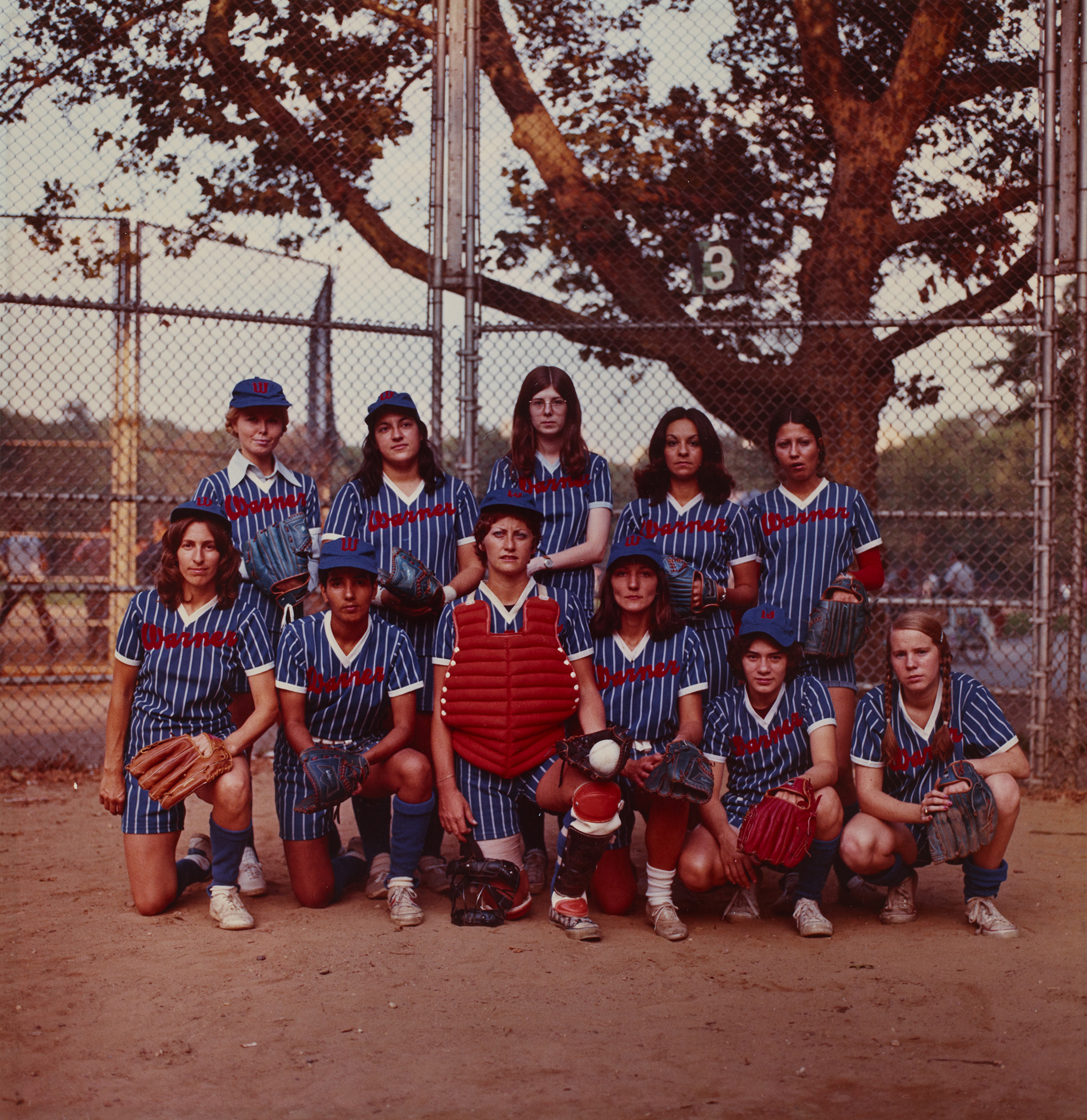 Neal Slavin, Women's Intramural Softball Team of Warner Communications, Inc., New York, New York, Aus der Serie: When Two or More Are Gathered Together, 1972–1975, Chromogener Farbabzug, 25,7 × 25 cm, Kunstpalast, Düsseldorf, Foto: Kunstpalast – LVRZMB – Joshua Esthers