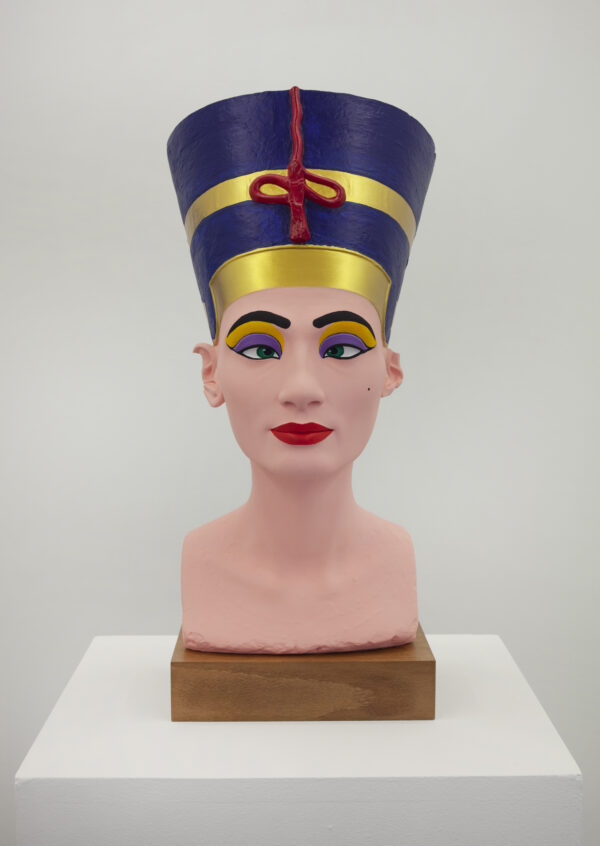 Hans-Peter Feldmann, Die Büste der Nofretete, 2012, Gips, bemalt, 45 x 25 x 25 cm, Privatsammlung, Foto Ludger Paffrath, © VG Bild-Kunst, Bonn 2025