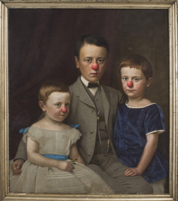 Hans-Peter Feldmann, Familie mit roten Nasen, undatiert, Öl auf Leinwand, Rahmen, 96 x 84 x 4 cm, Courtesy Galerie Mehdi Chouakri & H.-P.-Feldmann Estate, © 2025 VG Bild-Kunst, Bonn